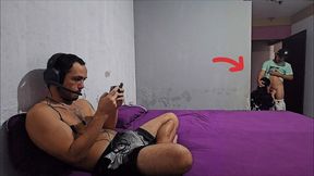 meu marido me troca pelo jogo de corno, entao eu transo com seu melhor amigo praticamente na frente dele sexo arriscado