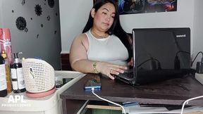 llego a mi oficina y le doy un rico masaje a mi companera y me la termino follando en la oficina - parte 1