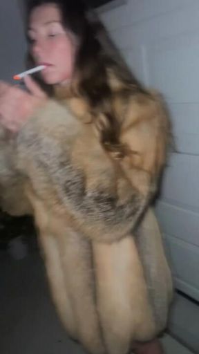 Mommy in Fur Coat Takes Control – Red Light, Green Light Stroking 🚬