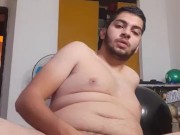 Hombre joven disfruta que lo vean masturbarse