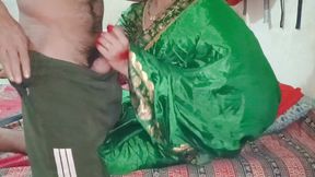 Xxx Indian desi Beautifully Dolly singh bhabhi Ko Devar ne diwali ke din pela Hara sari me