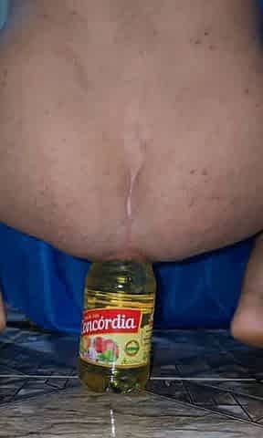 ele consegue enfiar um litro de oleo no cuzinho