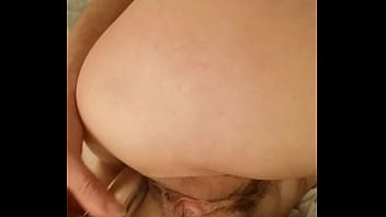 Le m&ecirc_me soir. Une petite in&eacute_dite, tranquillement allong&eacute_e sur le c&ocirc_t&eacute_ et ...