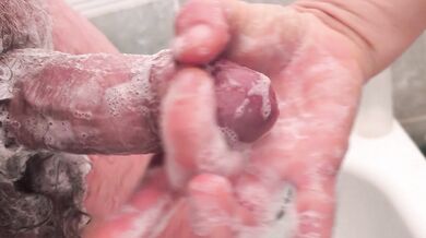 Handjob in the bath