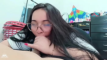 Hermosa mujer chubby de culo grande, si que me sabe chupar mi verga hasta llenarla de creampie - Parte 2