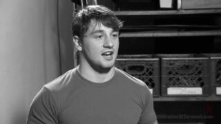 Masturbaatio, siemensyöksy, käsihoito, anustappi, dominointi – BDSM-elokuva Scott Harborista, perseeseen paneskettu