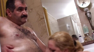 Eva Anders se deja follar el culo gordo en el baño