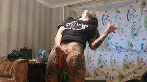 Стримерша Полина Фейс показывает своим друзьям стримерам своё влагалище и восхищаясь маструбирует для них