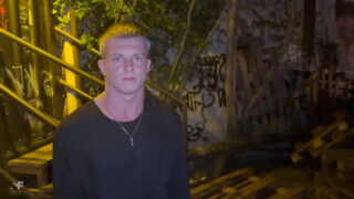 Một người đàn ông Nga nghiệp dư xăm trổ quan hệ tình dục trần truồng với một cô gái đồng tính có dương vật to, màn oral sex mãnh liệt và màn xuất tinh kết thúc.