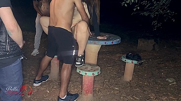 Fodendo em praça publica Bella Ruiva faz fila de macho pra comer ela