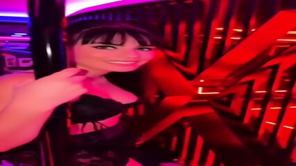 Jimmortalise nos bats intenses Baby, la belle brune en lingerie et porte-jarretelle