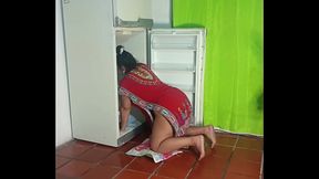 mi hermanastra se atora en la nevera y termino follando por el culo