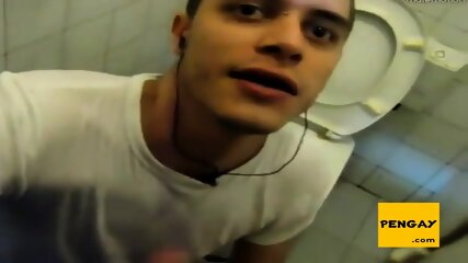 No banheiro da facul