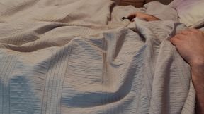 Solo uncut dad with average cock wanks in bed