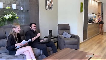 MI TRADISCE CON LA SUA COLLEGA ??️?????Loro stanno parlando in sala, e non mi accorgo che...