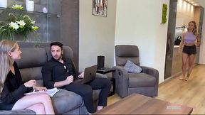 MI TRADISCE CON LA SUA COLLEGA ??️?????Loro stanno parlando in sala, e non mi accorgo che...