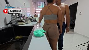 BIG ASS STEPMOM BEG ME TO CUM ON HER