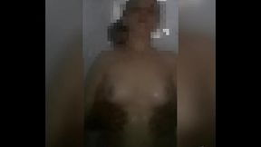 Quem n&atilde_o gosta de dar o cuzinho no choveiro para o marido comer gostoso