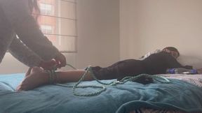 Juego a aplastar y hacer facesitting a mujer caliente con manos y pies amarrados