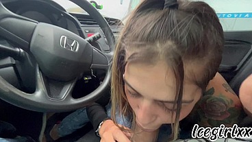 Ficamos parados no trânsito e o motorista pediu um pagamento diferenciado. A loira chupou tudinho uma grande safada em público