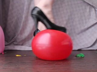 POP BALLOONS WITH FEET IN EBONY HIGH-HEELED SHOES FETISH SLENDER BEAUTY ASMR
