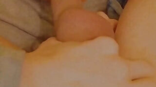 Một chàng trai trẻ nghiệp dư tự thủ dâm dương vật cương cứng của mình trong video tự quay cảnh quan hệ tình dục bằng miệng đầy gợi cảm.