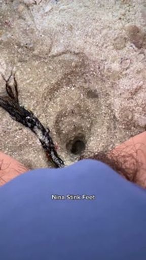 Pissing Hidden at the Beach! Girl pissing in Public