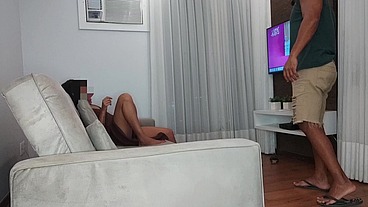 Esposa saiu e me deixou sosinho com amiga,e a safada estava sem calcinha e se ensinuando pra mim,fiquei de pau duro é metir na buceta da gostosa