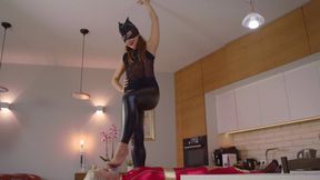 Cat Woman Olena And Harley Quinn - Shiny Leggins And Bright Tights On Table - Full - Russian Language - HD 2560x1440