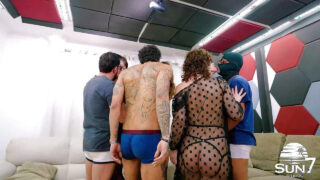 Iso perse Candy Crush alusvaatteissa ja sukkahousuissa saa pillunsa syötyä ennen anaalijyskytystä villissä orgiassa suihinottojen ja siemensyöksyjen kera