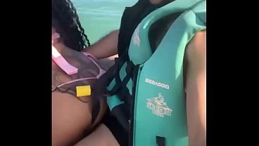 POV: Novinha Safada, deixou marido na areia e fudeu com o instrutor no Jetski com todo mundo olhando.