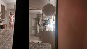 toi aussi tu es un voyeur quand les filles sont nues ?