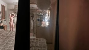 toi aussi tu es un voyeur quand les filles sont nues ?