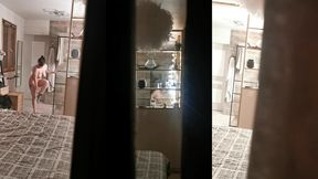 toi aussi tu es un voyeur quand les filles sont nues ?