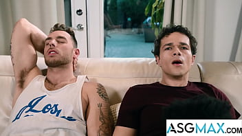 Straight Jocks Invite Neighbor to Finish Them Off in Circle Jerk