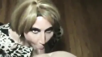Amateur crossdresser gives a blowjob in homemade fun