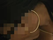 Milf ebony Scopa uno sconosciuto mentre il marito cornuto non c'è e si fa sborrare sui piedi