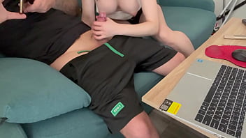 Hermanastra NINFOMANA no me deja Trabajar y Juega con mi Polla hasta correrme en sus manos calientes !