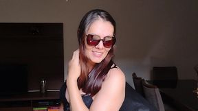 titia gostosa recebeu o sobrinho em casa sem calcinha e com uma roupinha toda transparente.