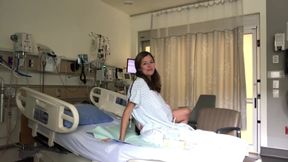 Schwangere macht es sich im Krankenhaus