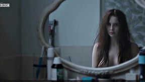 Jodie Comer's wet and wild celebrity look is hot and heavy in the bedroom