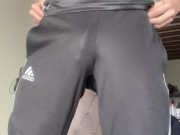 Nach dem Fußball Training, spiele ich mit meiner dreckigen Sporthose!