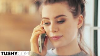 Lana Rhoades i Adriana Chechik biorą udział w intensywnym ruchaniu analnym
