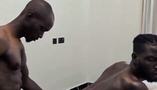 Chętni nastoletni gejowscy amatorzy ssą i jeżdżą na wielkich, gołych kutasach