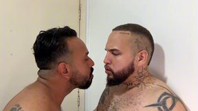 oso peludo me hace su sumiso y me llena el culo de leche
