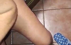 Vado a casa della mia vicina, me la scopo e mentre sborro arriva suo marito, da