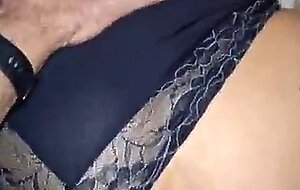 Vado a casa della mia vicina, me la scopo e mentre sborro arriva suo marito, da