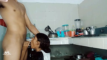 Mi hermanastra tiene un culito apretadito, ella lo tiene disponible y esperando mi gran verga