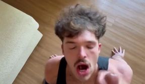 Frat Lead3r Suckng the Curi0us M0ver