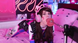 Teen D.Va Cosplayerin lässt sich von einer Fickmaschine in ihre enge Muschi ficken